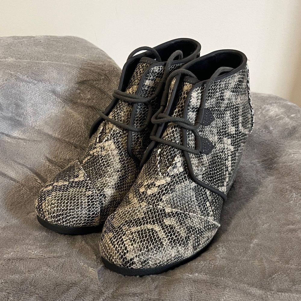 NWOB Tom's Kala Faux Snake Skin Wedge Ankle Boots Size 9 Womens